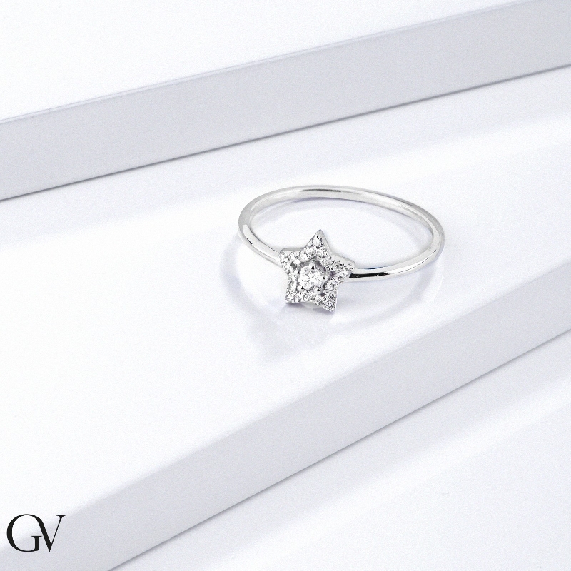 Anillo oro blanco de 18 quilates en forma de estrella con diamantes Anillo oro blanco de 18 quilates en forma de estrella con diamantes
