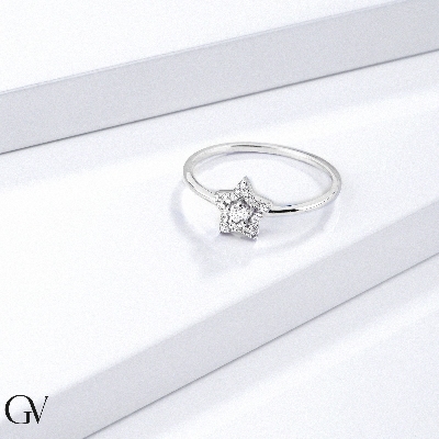 Anillo oro blanco de 18 quilates en forma de estrella con diamantes