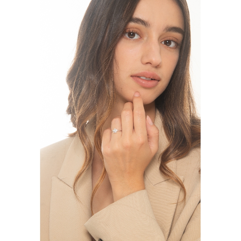 Anillo oro blanco de 18 quilates en forma de estrella con diamantes Anillo oro blanco de 18 quilates en forma de estrella con diamantes
