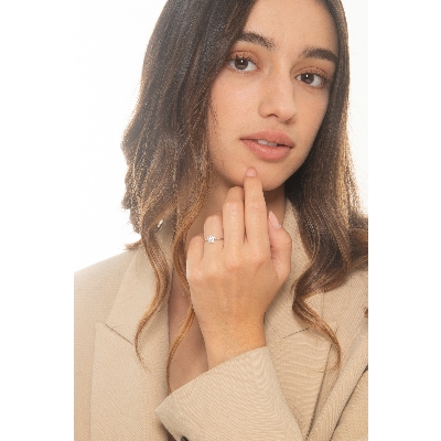 Anillo oro blanco de 18 quilates en forma de estrella con diamantes