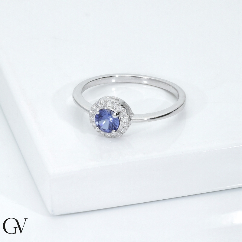 Anillo de oro blanco de 18 quilates con un zafiro azul  Anillo de oro blanco de 18 quilates con un zafiro azul