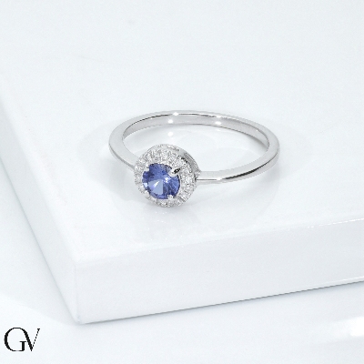 Anillo de oro blanco de 18 quilates con un zafiro azul 