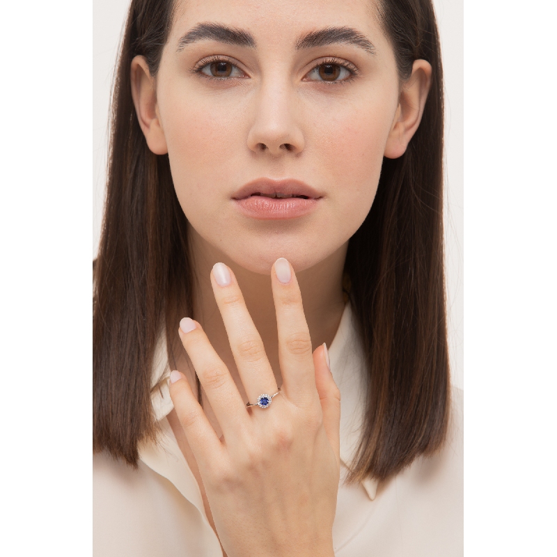 Anillo de oro blanco de 18 quilates con un zafiro azul  Anillo de oro blanco de 18 quilates con un zafiro azul
