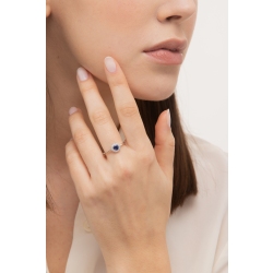 Anillo de oro blanco de 18 quilates con un zafiro azul  2
