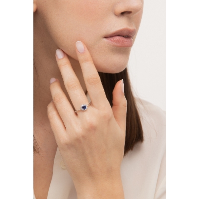 Anillo de oro blanco de 18 quilates con un zafiro azul 