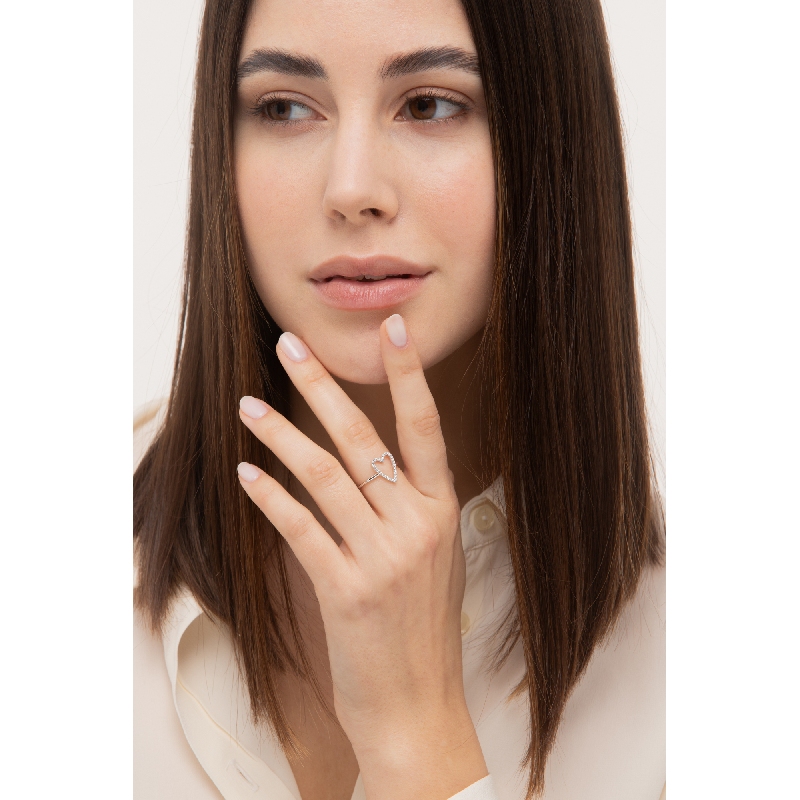 Anillo en oro blanco 18k con corazón y diamantes  Anillo en oro blanco 18k con corazón y diamantes