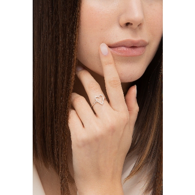 Anillo en oro blanco 18k con corazón y diamantes 