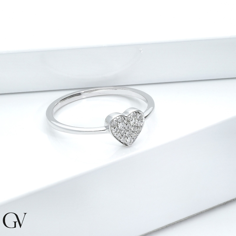 Anillo en oro blanco 18k con pavé en forma de corazon de diamantes