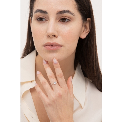 Anillo en oro blanco 18k con pavé en forma de corazon de diamantes