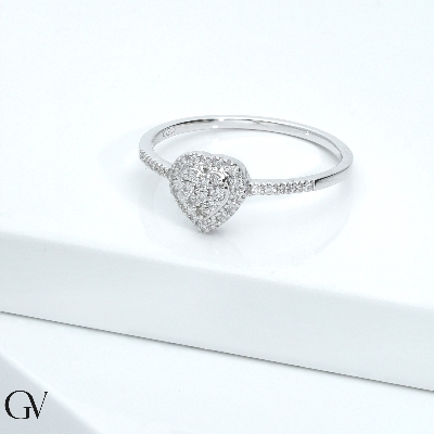 Anillo en oro blanco 18k con diamantes en brazo y pavé en forma de corazon