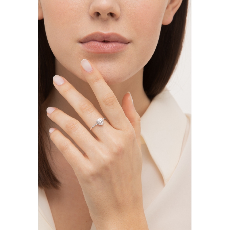 Anillo en oro blanco 18k con diamantes en brazo y pavé en forma de corazon