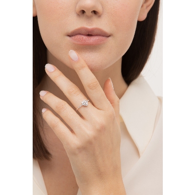 Anillo en oro blanco 18k con diamantes en brazo y pavé en forma de corazon