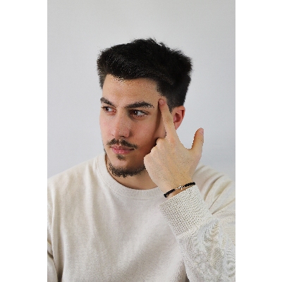 Pulsera de tejido negro con cruz en oro blanco 18k y diamantes