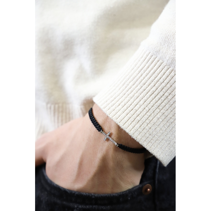 Pulsera de tejido negro con cruz en oro blanco 18k y diamantes