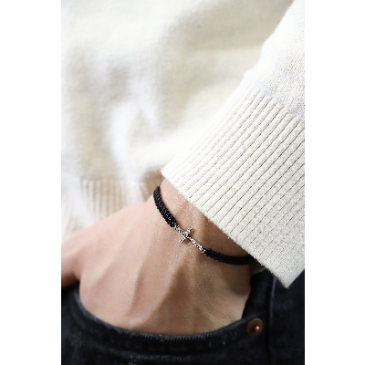 Pulsera de tejido negro con cruz en oro blanco 18k y diamantes