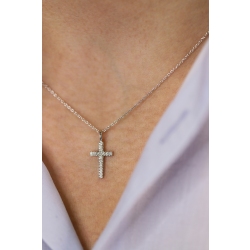 Collar en oro blanco de 18k con colgante en forma de cruz de diamantes 2