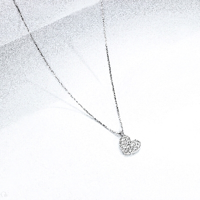 Collar con colgante corazón en oro blanco de 18k con diamantes