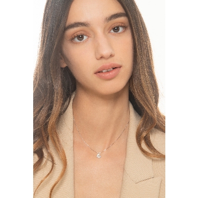 Collar con colgante corazón en oro blanco de 18k con diamantes
