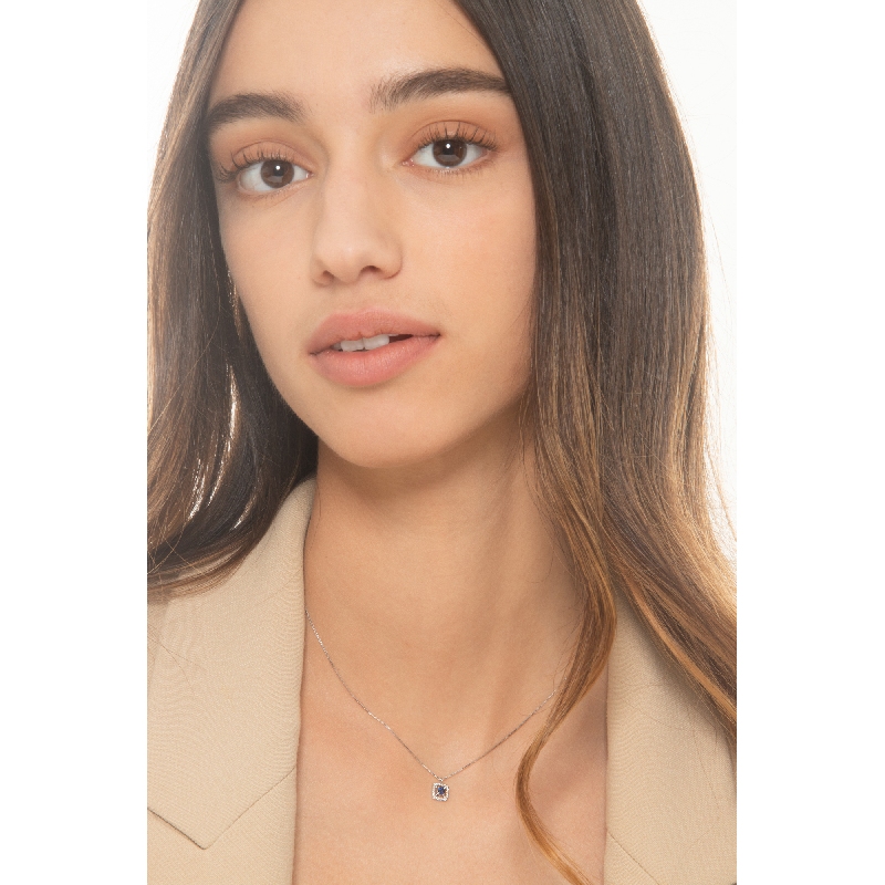 Collar en oro blanco 18k con colgante de zafiro azul y diamantes Collar en oro blanco 18k con colgante de zafiro azul y diamantes