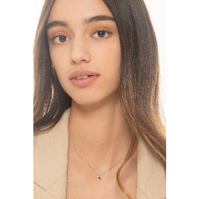 Collar en oro blanco 18k con colgante de zafiro azul y diamantes