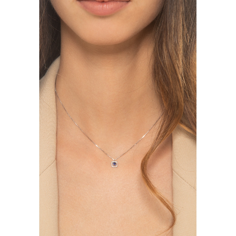 Collar en oro blanco 18k con colgante de zafiro azul y diamantes Collar en oro blanco 18k con colgante de zafiro azul y diamantes