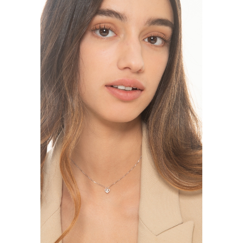 Collar en oro blanco 18 quilates con colgante en forma de corazón de diamantes Collar en oro blanco 18 quilates con colgante en forma de corazón de diamantes