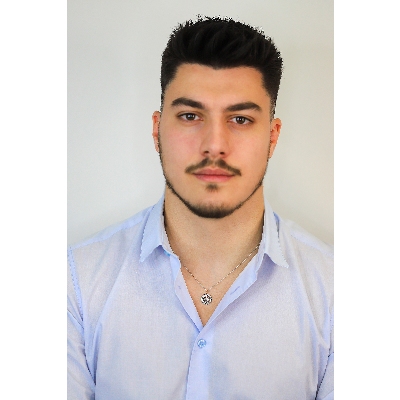 Collar en oro blanco de 18k con colgante en forma de timón