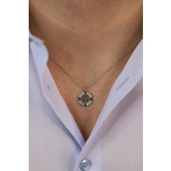 Collar en oro blanco de 18k con colgante en forma de timón 2