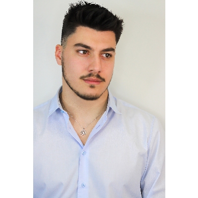 Collar oro blanco de 18 quilates con colgante de timón en diamantes