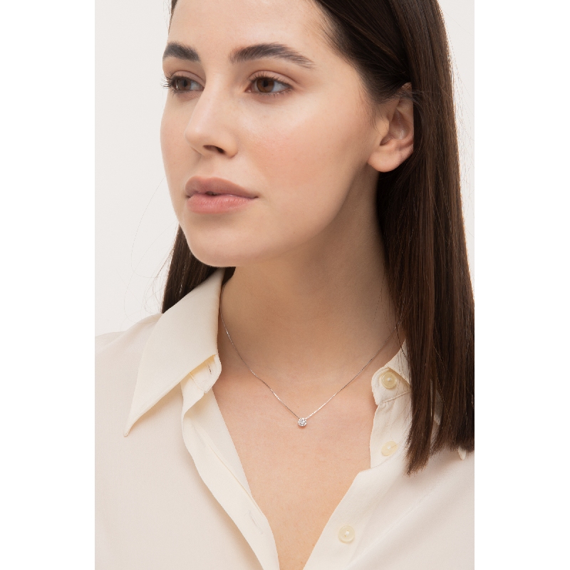 Collar oro blanco 18 quilates con diamantes y diamante central Collar oro blanco 18 quilates con diamantes y diamante central