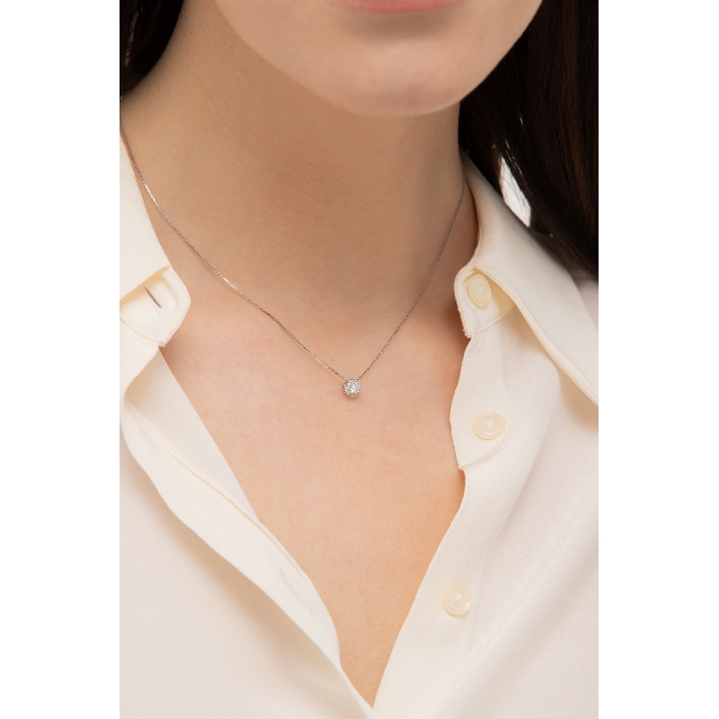 Collar oro blanco 18 quilates con diamantes y diamante central Collar oro blanco 18 quilates con diamantes y diamante central