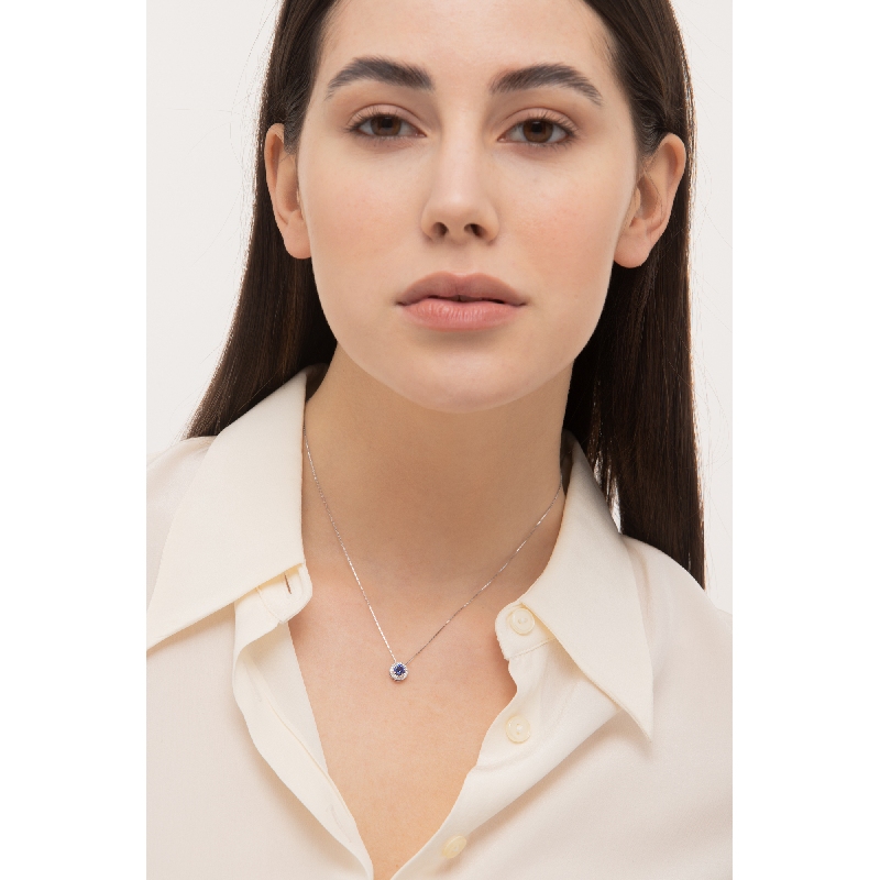 Collar oro blanco 18k zafiro azul central y halo en diamantes  Collar oro blanco 18k zafiro azul central y halo en diamantes