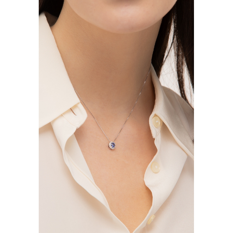 Collar oro blanco 18k zafiro azul central y halo en diamantes  Collar oro blanco 18k zafiro azul central y halo en diamantes