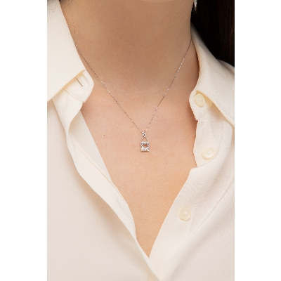 Collar en oro blanco 18k con colgante de candado y corazon