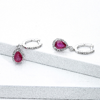 Pendientes en oro blanco 18k con gota con rubies y diamantes