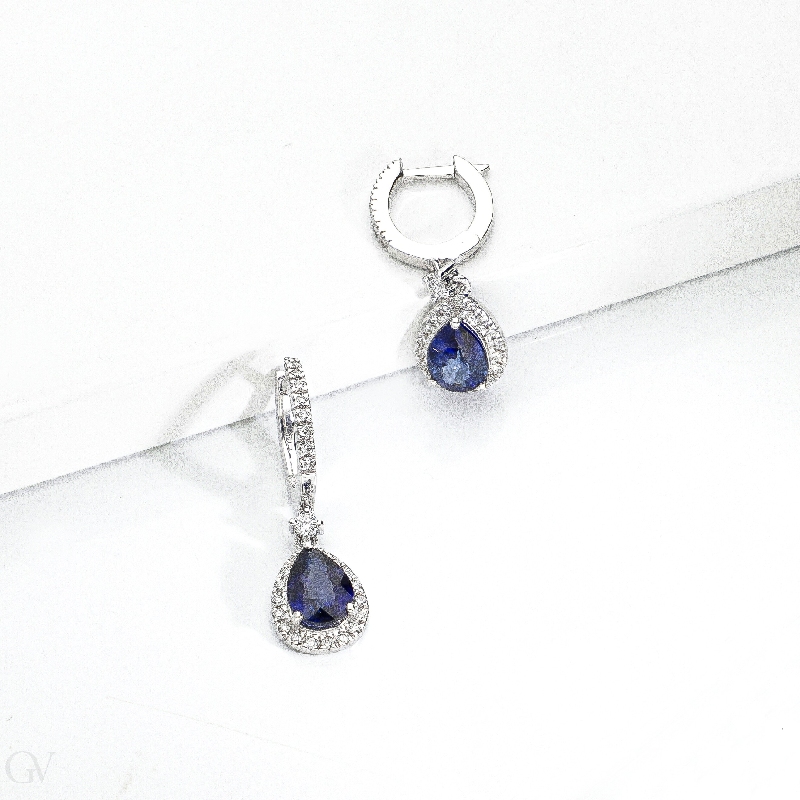 Pendientes en oro blanco de 18k con zafiros azules 7x5 mm Pendientes en oro blanco de 18k con zafiros azules 7x5 mm