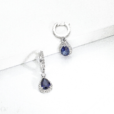Pendientes en oro blanco de 18k con zafiros azules 7x5 mm