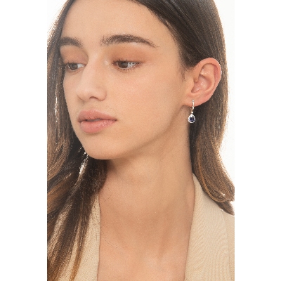 Pendientes en oro blanco de 18k con zafiros azules 7x5 mm