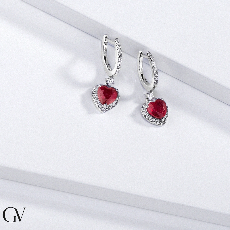 Pendientes de oro blanco de 18k con rubíes en corte corazón  Pendientes de oro blanco de 18k con rubíes en corte corazón