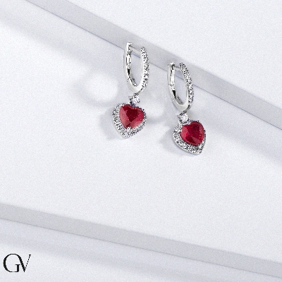 Pendientes de oro blanco de 18k con rubíes en corte corazón 