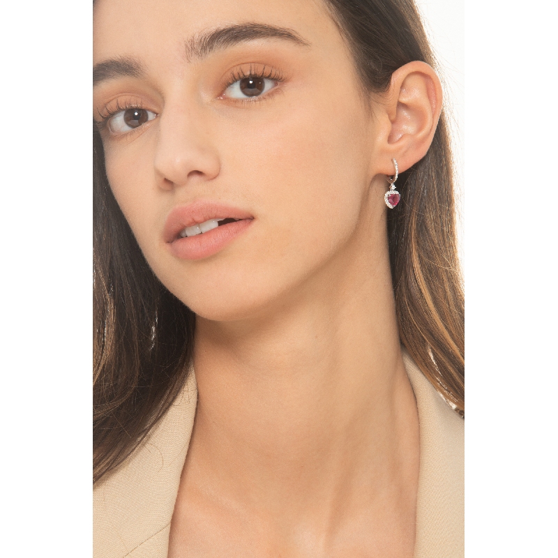 Pendientes de oro blanco de 18k con rubíes en corte corazón  Pendientes de oro blanco de 18k con rubíes en corte corazón