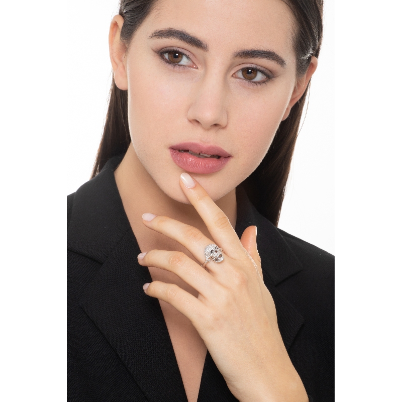 Anillo calavera en oro blanco 18 quilates diamantes blancos y negros Anillo calavera en oro blanco 18 quilates diamantes blancos y negros