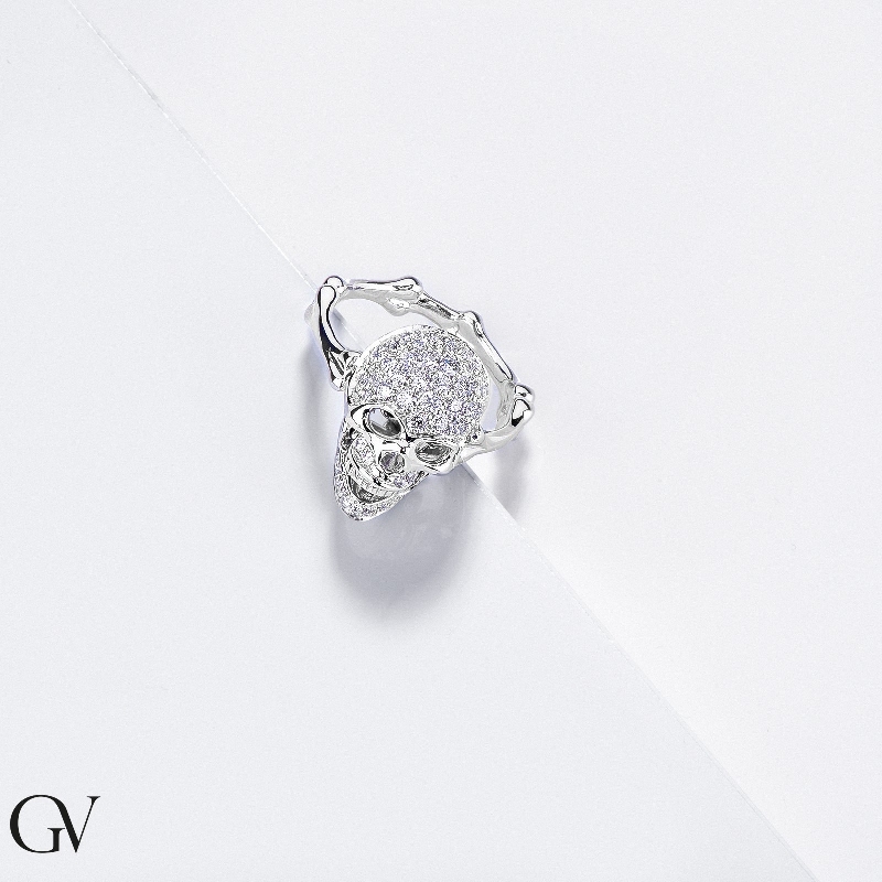 Anillo de calavera en oro blanco de 18 quilates con diamantes blancos y negros