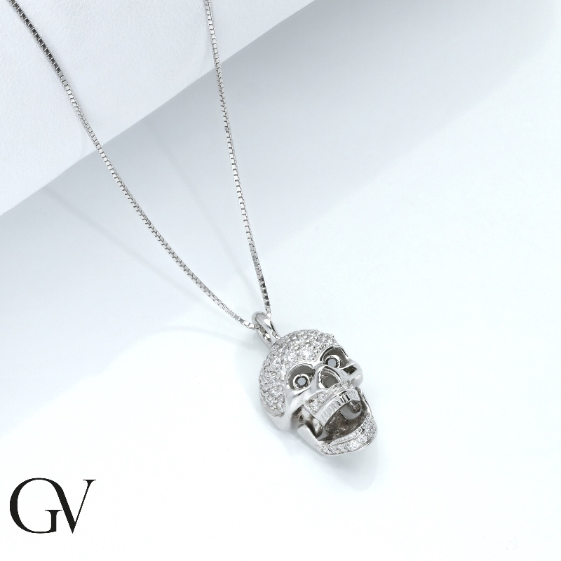 Collar de oro blanco de 18k con colgante de calavera decorado con diamantes blancos y negros Collar de oro blanco de 18k con colgante de calavera decorado con diamantes blancos y negros