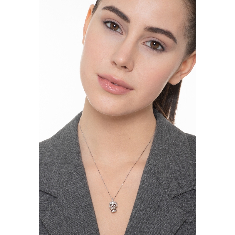Collar de oro blanco de 18k con colgante de calavera decorado con diamantes blancos y negros Collar de oro blanco de 18k con colgante de calavera decorado con diamantes blancos y negros