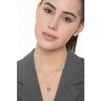 Collar de oro blanco de 18k con colgante de calavera decorado con diamantes blancos y negros