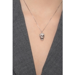 Collar de oro blanco de 18k con colgante de calavera decorado con diamantes blancos y negros 2