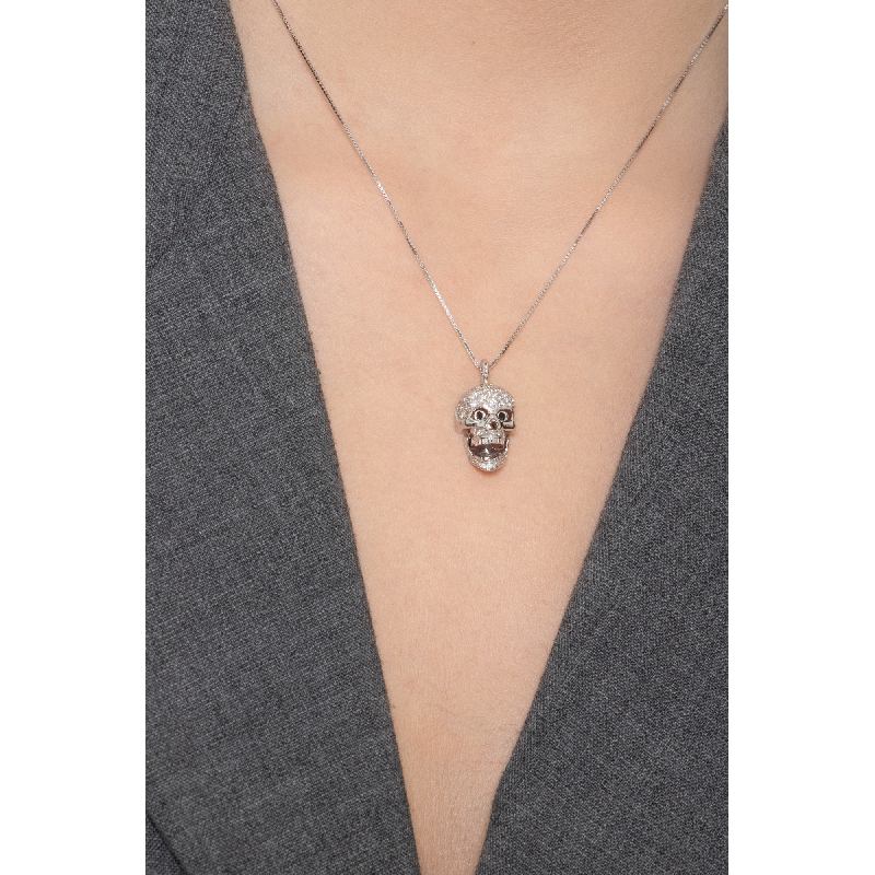 Collar de oro blanco de 18k con colgante de calavera decorado con diamantes blancos y negros Collar de oro blanco de 18k con colgante de calavera decorado con diamantes blancos y negros
