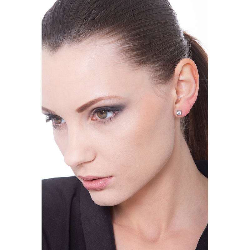 Pendientes solitarios con diamantes cuadrados 0.80 ct en oro blanco 18 quilates  Pendientes solitarios con diamantes cuadrados 0.80 ct en oro blanco 18 quilates