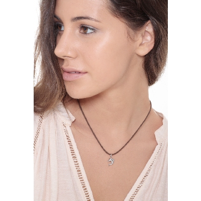 Colgante de delfín en oro blanco 18 quilates